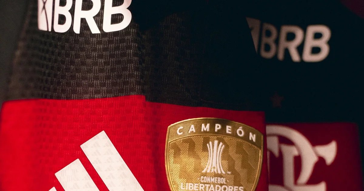 Estádio com bandeiras rubro‑negras, escudo dourado com R$20 milhões, notas e torcida simbolizando proteção financeira do Flamengo