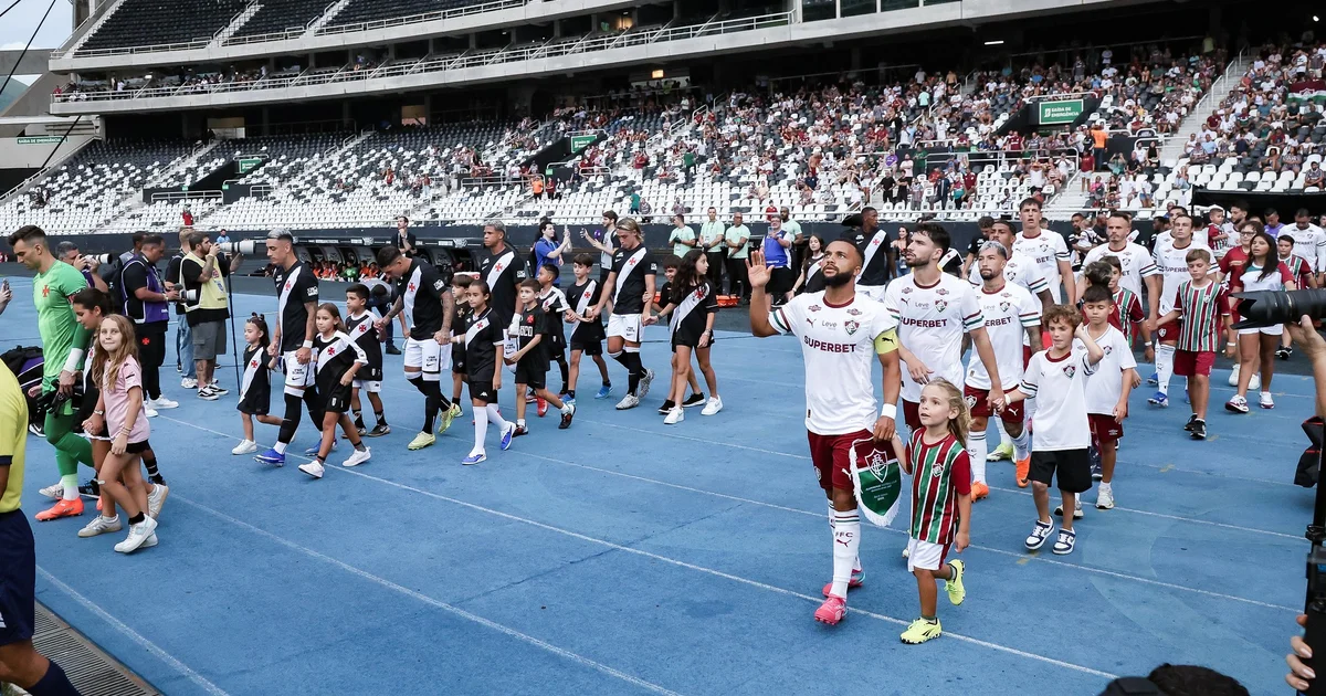 Estádio quase vazio nas semifinais do Carioca; jogadores de vermelho e preto em campo, Flamengo busca recuperação