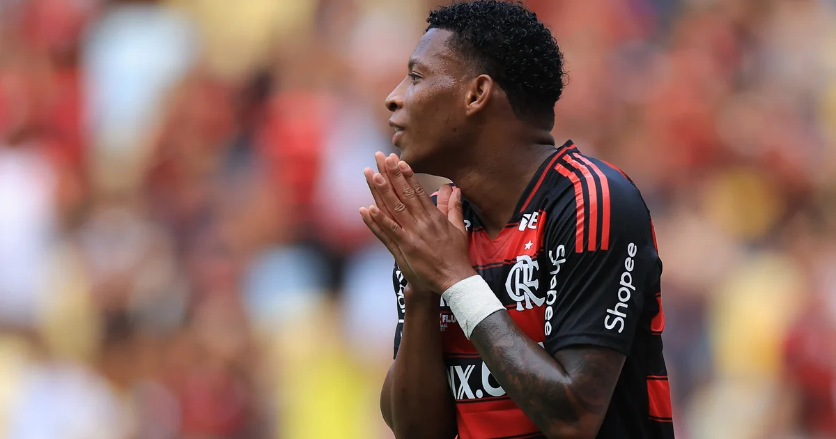 Ilustração editorial: estádio ao anoitecer, jogador em vermelho-preto se afasta; contrato carimbado 'recusado'; torcida azul e branca tensa — Flamengo recusa oferta do Cruzeiro