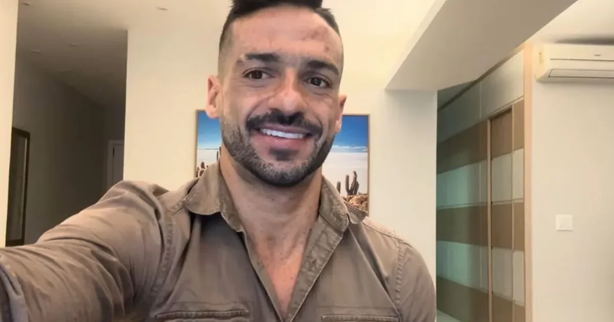 Treinador de costas aponta para quadro tático no estádio; centroavante treina, atmosfera de estratégia e contratações (cores vermelho e preto).