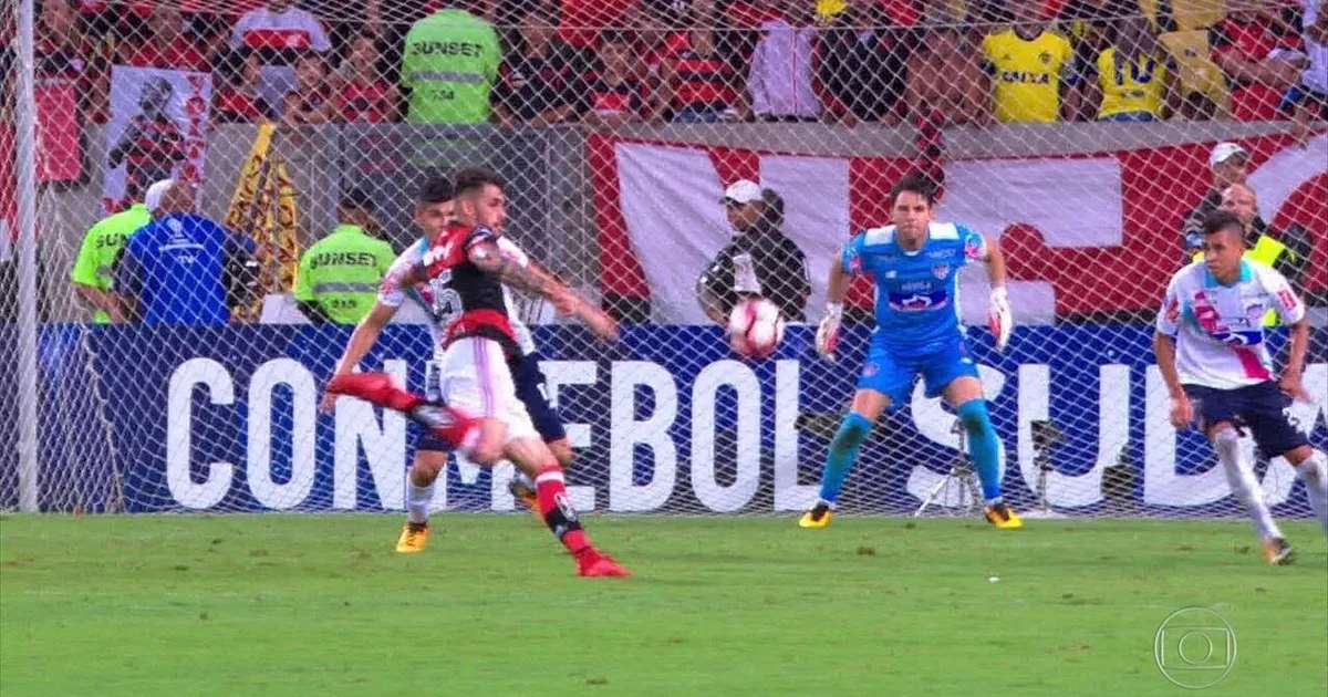 Maracanã à noite: ilustração de ataque tenso, torcida vibrante e reencontro histórico entre Flamengo e Independiente Medellín