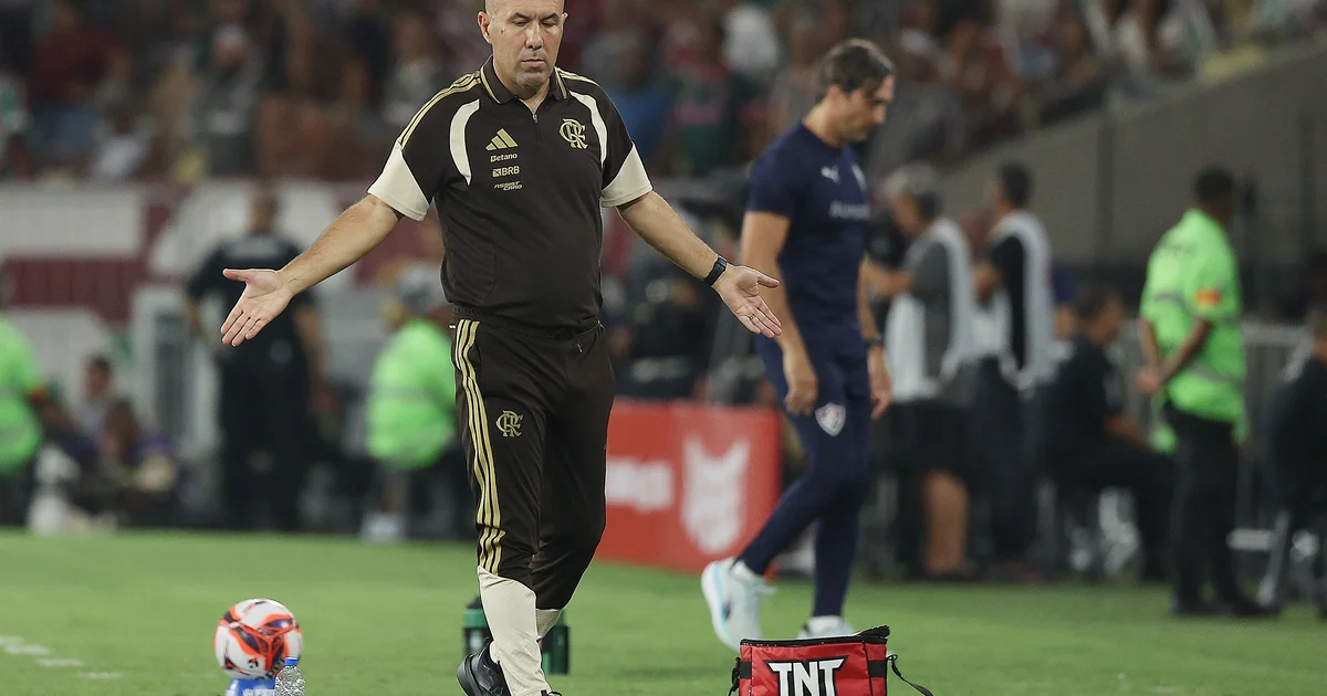 Ilustração do Maracanã à noite: Flamengo (vermelho/preto) e Cruzeiro (azul) em duelo, técnico observando o jogo, torcida vibrante.