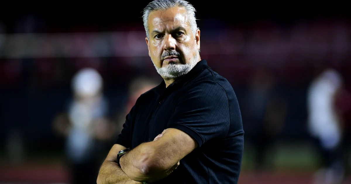 Ilustração editorial: estádio em festa à esquerda e vestiário/sala de reunião tensa à direita, reestruturação do clube, cores vermelho e preto.