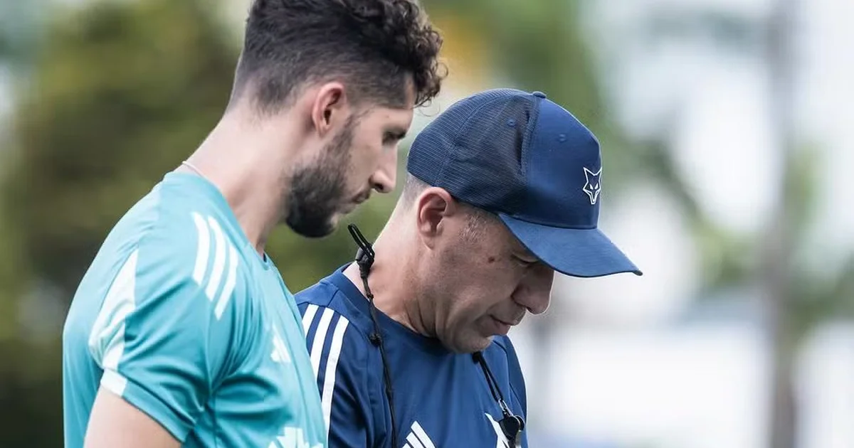 Ilustração editorial: novo treinador com quatro integrantes da comissão técnica chegando ao Ninho do Urubu, clima de expectativa e reformulação.