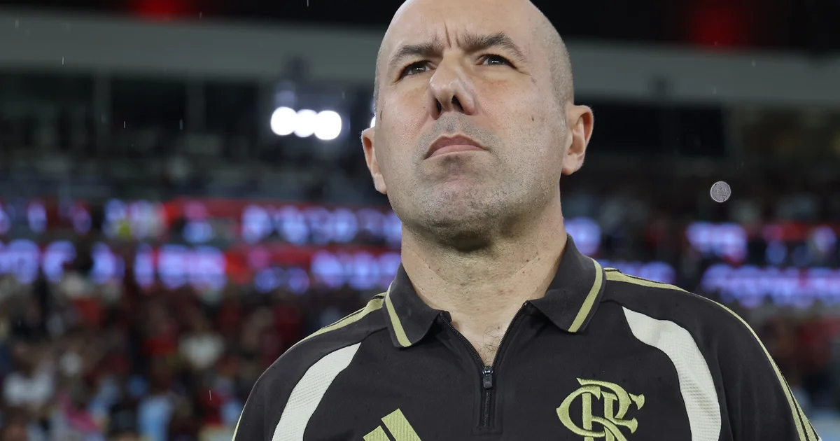 Ilustração editorial: Flamengo relacionado para clássico no Engenhão, jogador preservado no banco, gramado sintético e torcida ao fundo