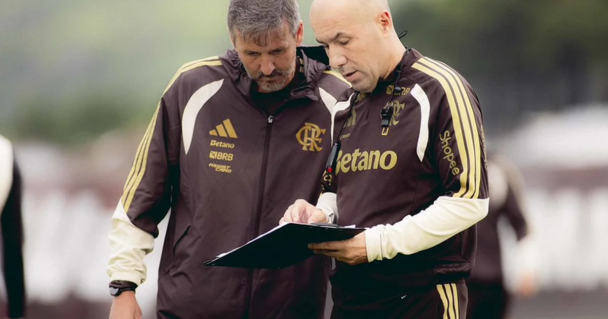 Maracanã lotado ao entardecer, torcida rubro-negra, cena de jogo dinâmica e dois uniformes vazios à margem; Flamengo relacionados para Cruzeiro