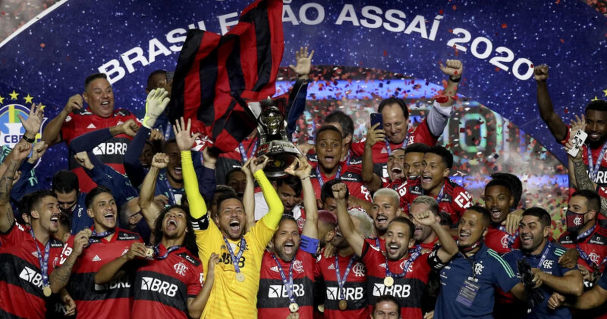 Ilustração editorial de estádio lotado celebrando o octa do Flamengo: torcida em vermelho e preto, confetes e placares ao fundo