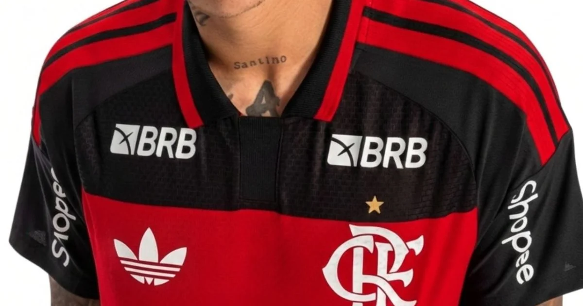 Ilustração editorial: jogador sem rosto com uniforme rubro-negro, patrocínios BRB e GAC Motors no peito e calção, estádio lotado.