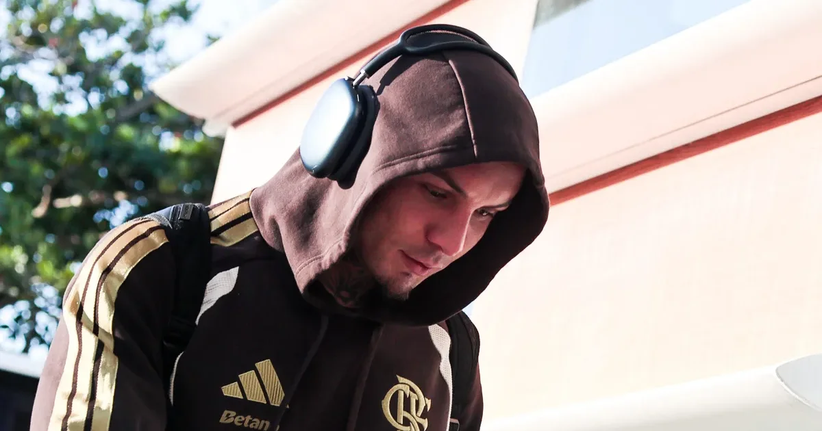 Ilustração editorial: estádio ao entardecer, dirigentes acertando renovação de contrato do atacante; foco no Campeonato Brasileiro