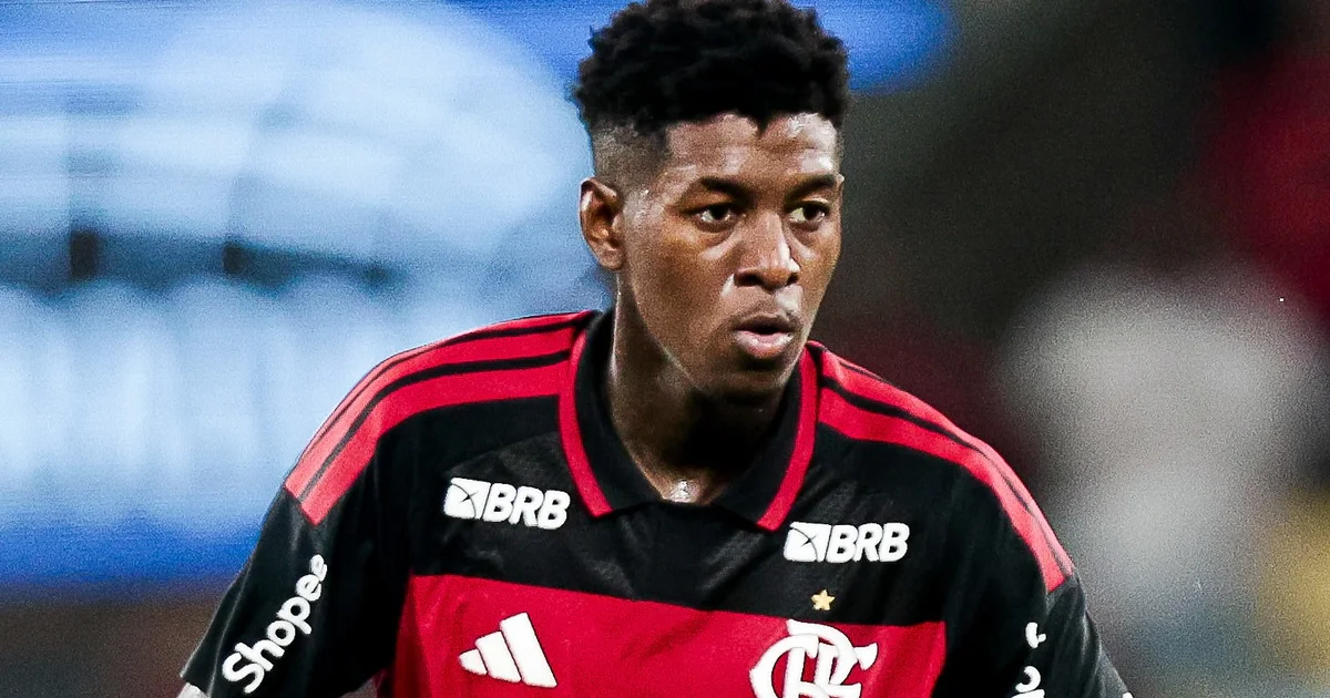 Ilustração editorial: defesa titular do Flamengo cansada, reservas ganhando espaço, estádio à noite, atmosfera tensa e analítica.