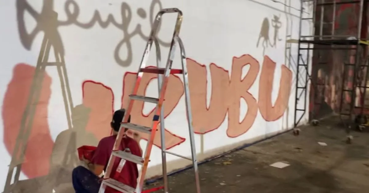 Mural na Gávea homenageando Henfil: urubu cartunesco em vermelho e preto, público admirando, memória e identidade do Flamengo.
