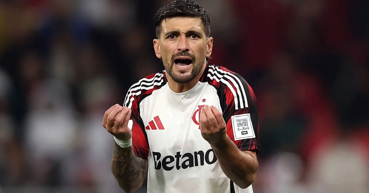 Menino argentino torcedor mirim admirando Arrascaeta em ação num estádio iluminado com cores do Flamengo.