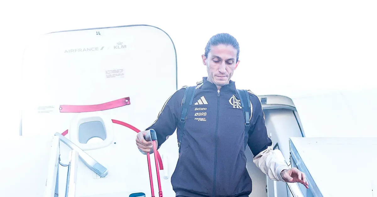 Ilustração editorial de estádio lotado, meio-campista (Jorginho) do Flamengo segurando a coxa lesionada antes da final da Recopa