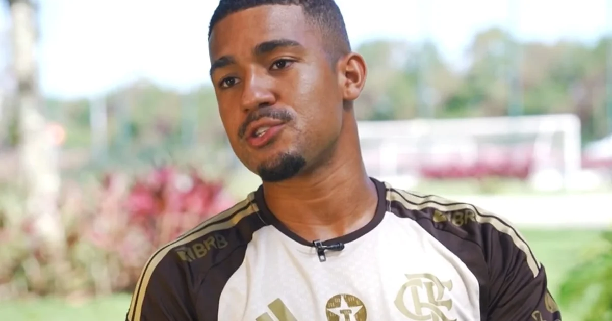 Atacante do Flamengo cansado no gramado, com calendário e cronômetro ao fundo, simbolizando desgaste físico e calendário apertado