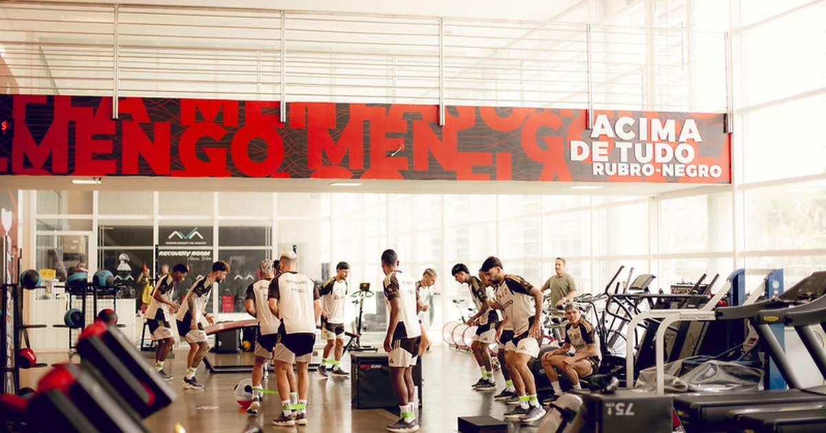 Ilustração do Maracanã à noite com torcida rubro-negra e time pressionando em busca da virada na Recopa