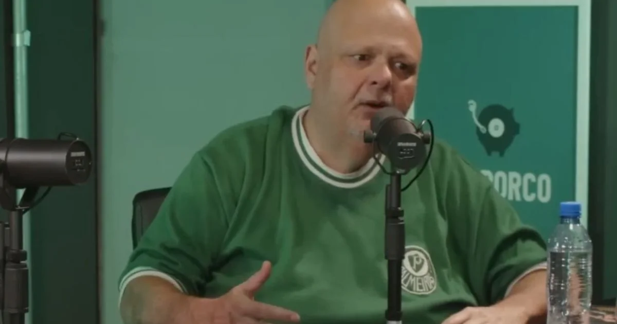 Ilustração editorial de estádio com jornalistas, árbitro em silhueta, balança da justiça e microfones, debate sobre acusação ao Flamengo.