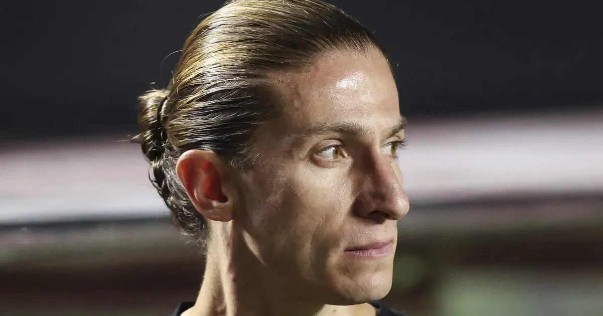 Maracanã lotado com jogadores em ação, torcida tensa e placar 0-1 antes da decisão da Recopa.