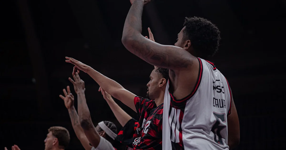 Ilustração do Maracanãzinho: jogador do Flamengo em vermelho e preto atacando a cesta, torcida tensa e placar ao fundo