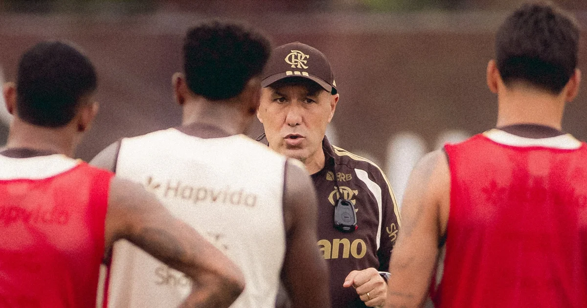 Ilustração editorial: treino curto antes do clássico, comissão técnica com cronômetro, jogadores no gramado e estádio vazio ao fundo, clima tenso.
