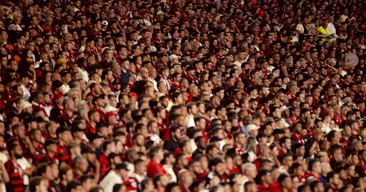 Torcida protestando no Maracanã na semifinal do Carioca: bandeiras, fumaça, flares e clima tenso no estádio
