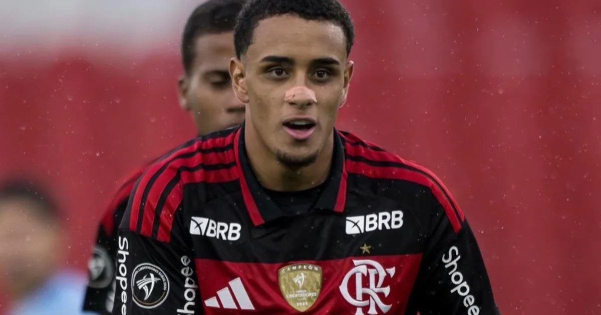 Ilustração editorial: jovem atacante de costas no estádio, papéis de contrato no banco, tensão sobre renovação com o Flamengo.