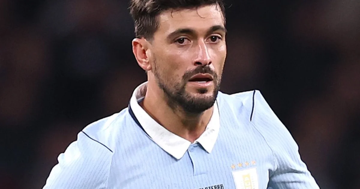 Ilustração editorial: três convocados do Flamengo em amistoso em Turim — dois em campo, um no banco, preparação Copa 2026