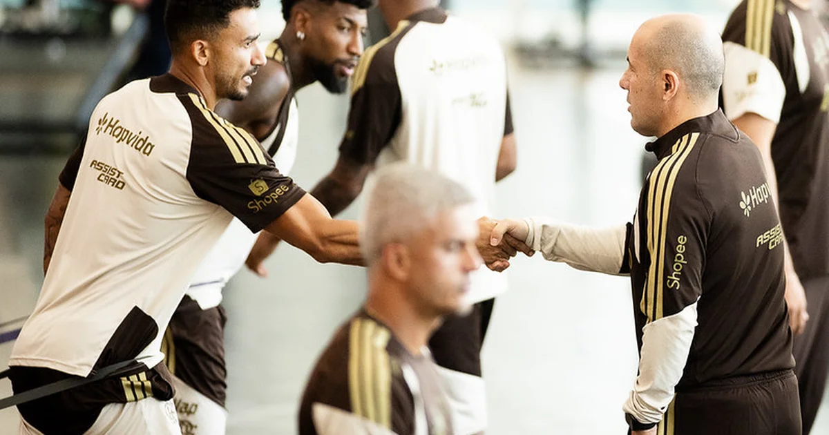 Técnico em silhueta diante de torcida rubro-negra no estádio, com placa “3” que simboliza três rodadas decisivas.