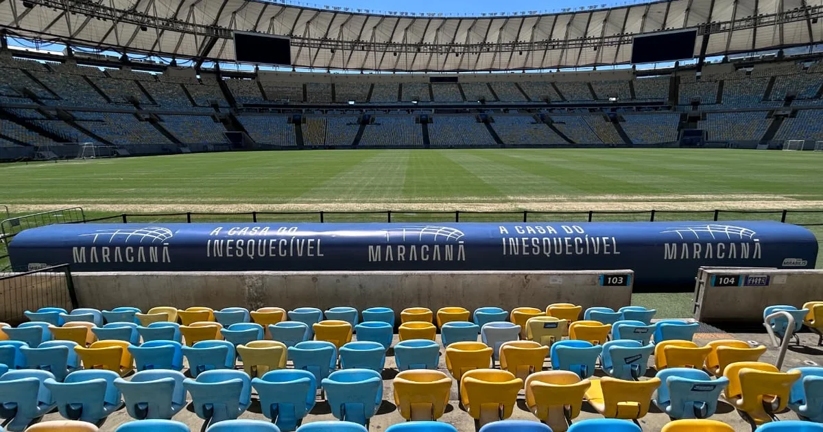 Posto de vacinação no Maracanã: funcionários e turistas em fila, enfermeiros aplicando doses dentro do estádio
