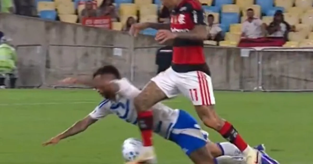 Ilustração editorial: revisão de VAR no Maracanã, expulsão revertida, árbitro e sala de VAR com onda de áudio e monitores.