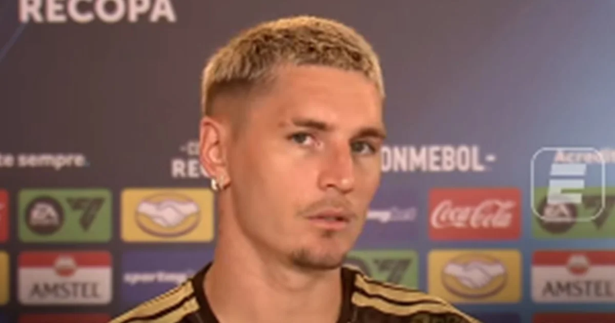 Ilustração editorial: lateral-direito frustrado no campo ao amanhecer, relógio e calendário simbolizando pré-temporada curta e tensão no treino.