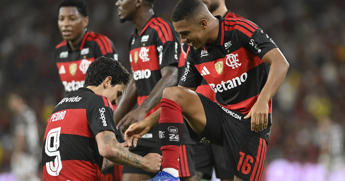 Flamengo vence Fluminense e assume vice
