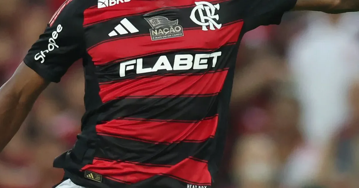 Ilustração editorial: jogador anônimo celebra gol; torcida dividida entre aplausos e vaias, clima tenso, cores vermelho e preto.