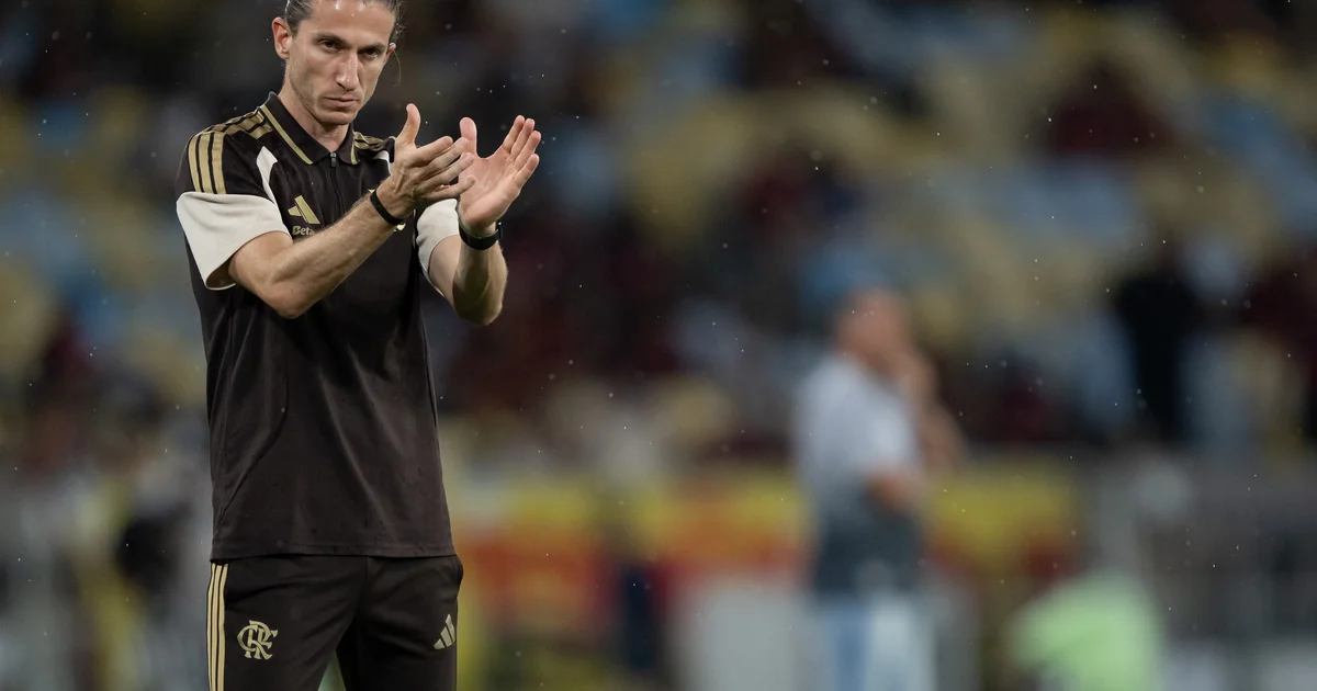 Ilustração do Maracanã: atacante sem rosto comemora gol, reserva entra, torcida mista vaiando e aplaudindo; cores vermelho e preto.