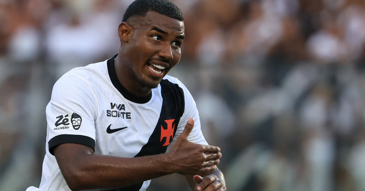 Ilustração editorial de rivalidade no futebol: estádio noturno, tons vermelho-preto contra verde, jogador genérico respondendo em entrevista