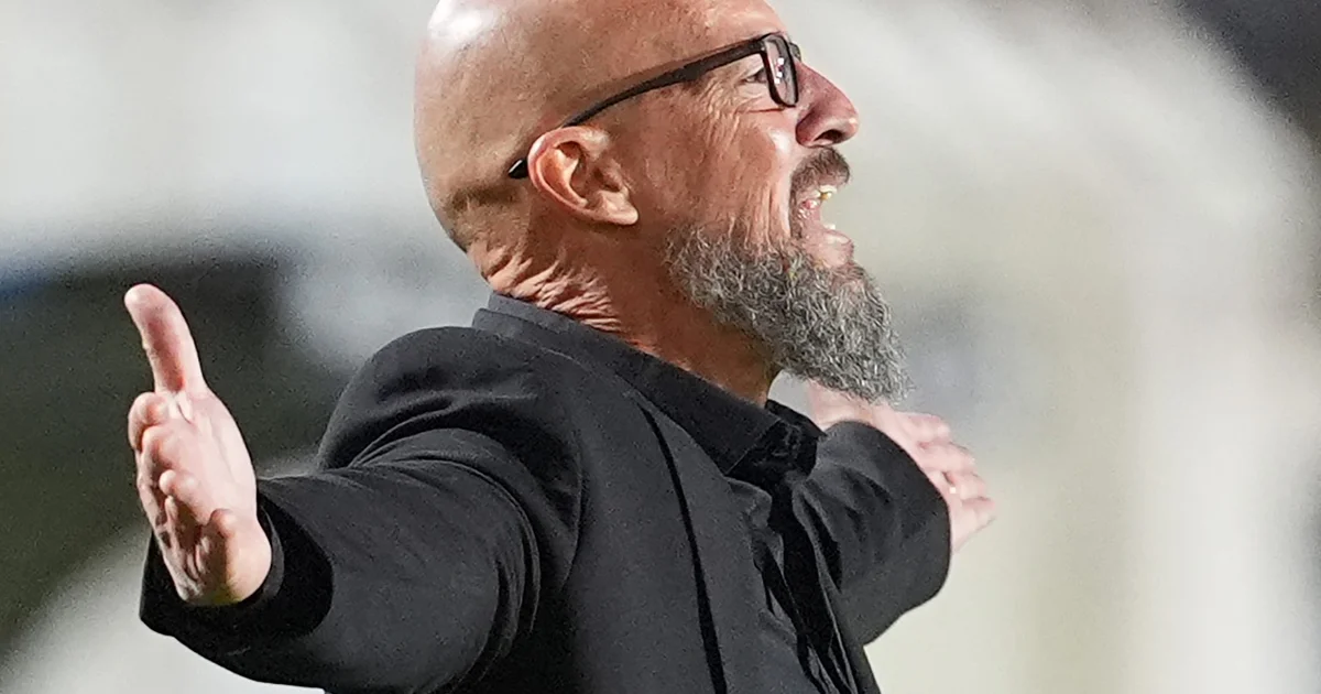 Ilustração editorial: jogo em estádio de altitude em Cusco, jogadores disputam bola, VAR em destaque, clima tenso e polêmico