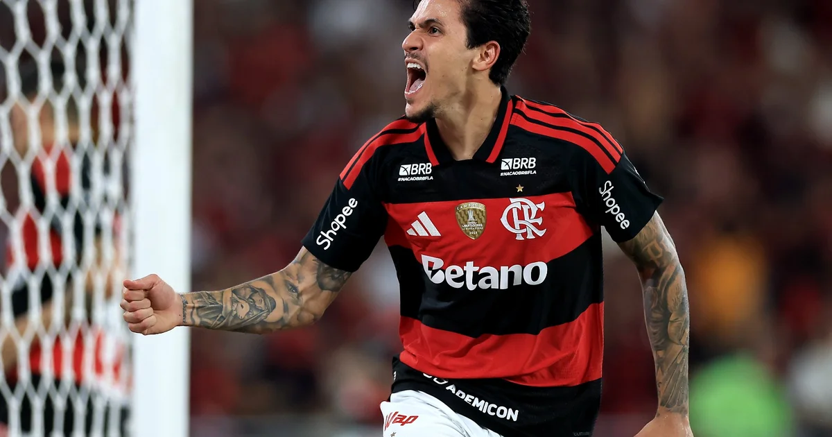 Ilustração editorial no Maracanã: jogador de vermelho marca gol na virada, torcida vibrando, placar 3-1.