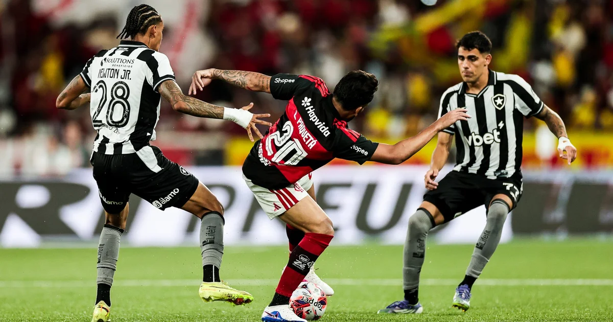 Ilustração de clássico Flamengo x Botafogo em estádio lotado à noite, torcida e transmissão ao vivo pela Amazon Prime Video em tela e celular.