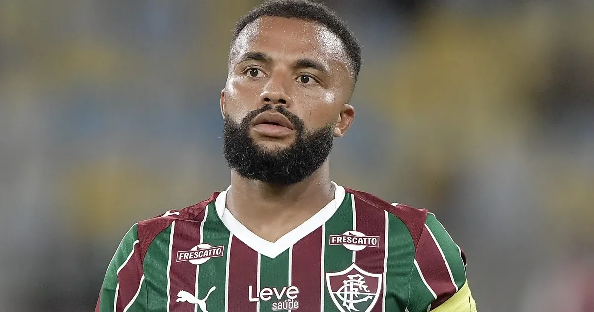 Ilustração editorial no Maracanã: final Fla‑Flu, jogador concentrado de costas, campo, torcida vibrante e clima tenso.