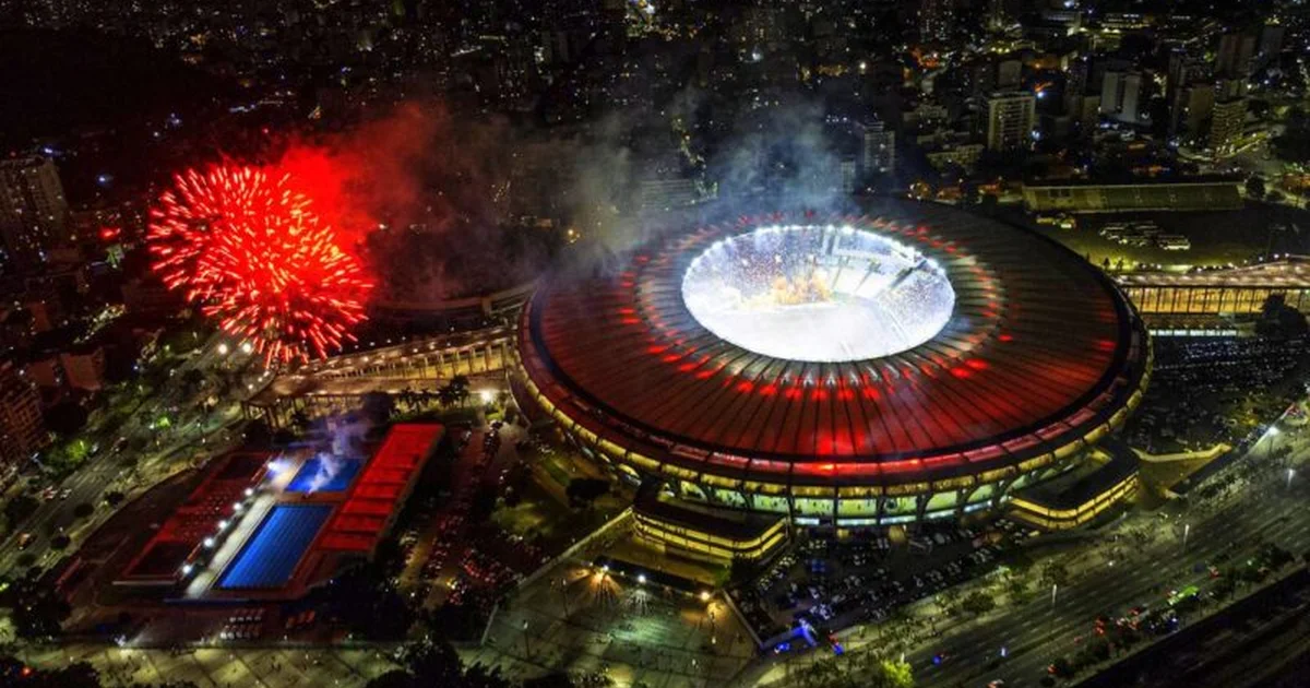 Maracanã à noite com bloqueio de trânsito, cones, barreiras, agentes e torcedores anônimos para a Recopa