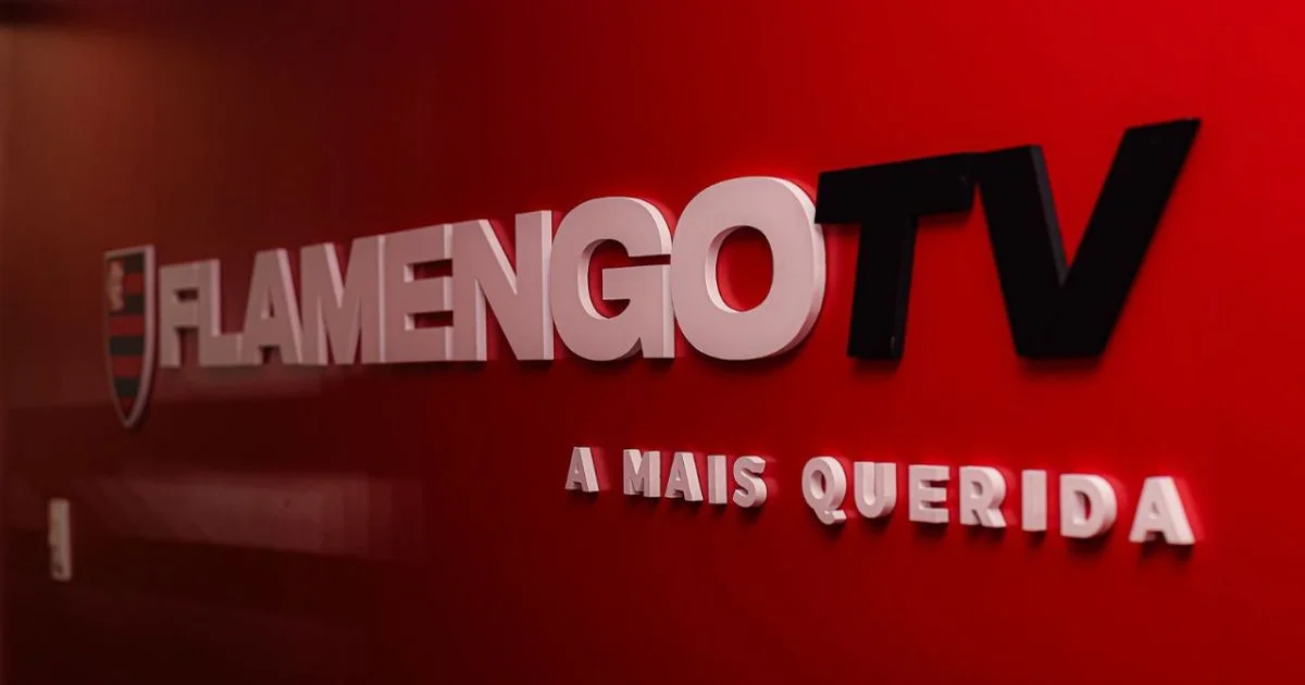 Estádio com torcida rubro-negra em silhuetas, botão vermelho do YouTube em destaque e gráfico de crescimento do canal.