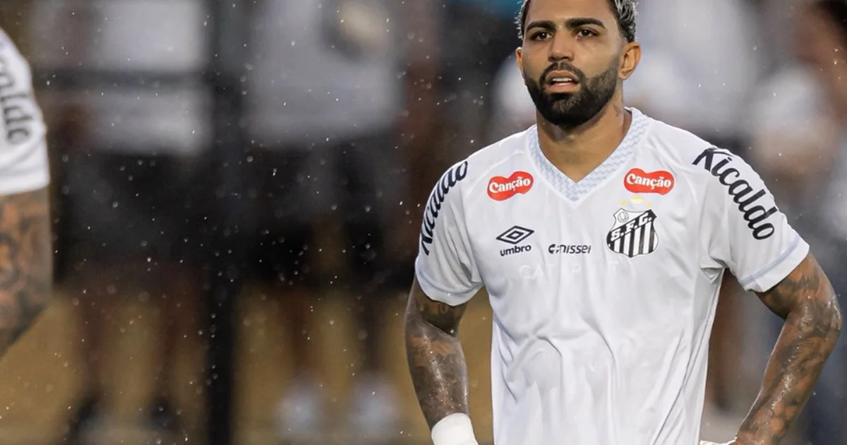 Atacante reserva sentado no banco em Vila Belmiro, clima de instabilidade e torcida ao fundo