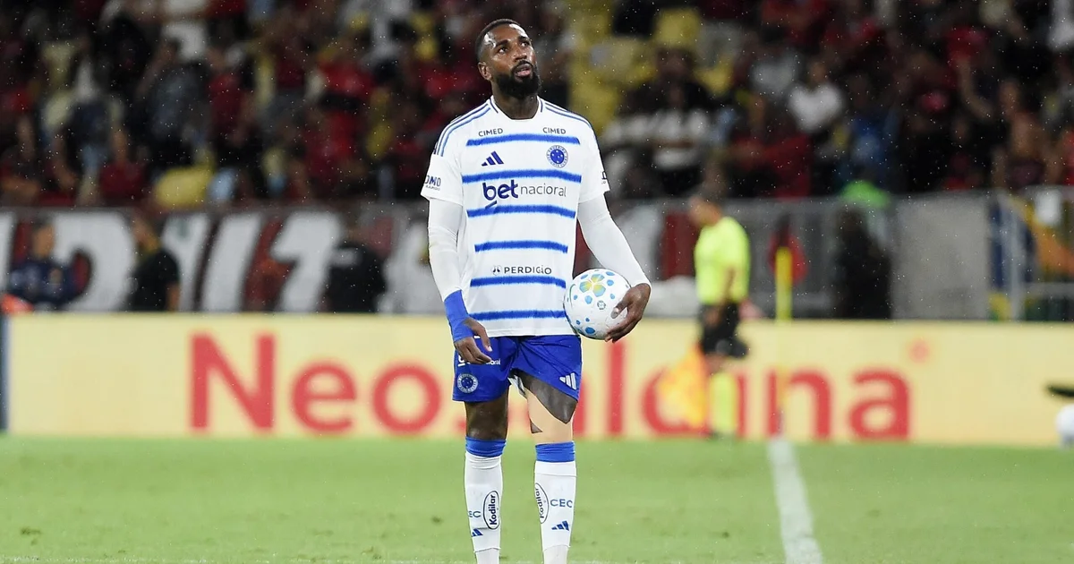 Jogador solitário saindo do Maracanã sob vaias, multidão sombria e símbolos circenses representando crítica à diretoria.