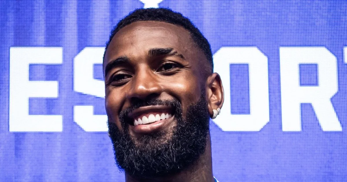 Ilustração: jogador sem rosto com camisa rubro-negra no estádio, lado direito mostra tribunal com contratos e balança, simbolizando disputa judicial Gerson e Flamengo