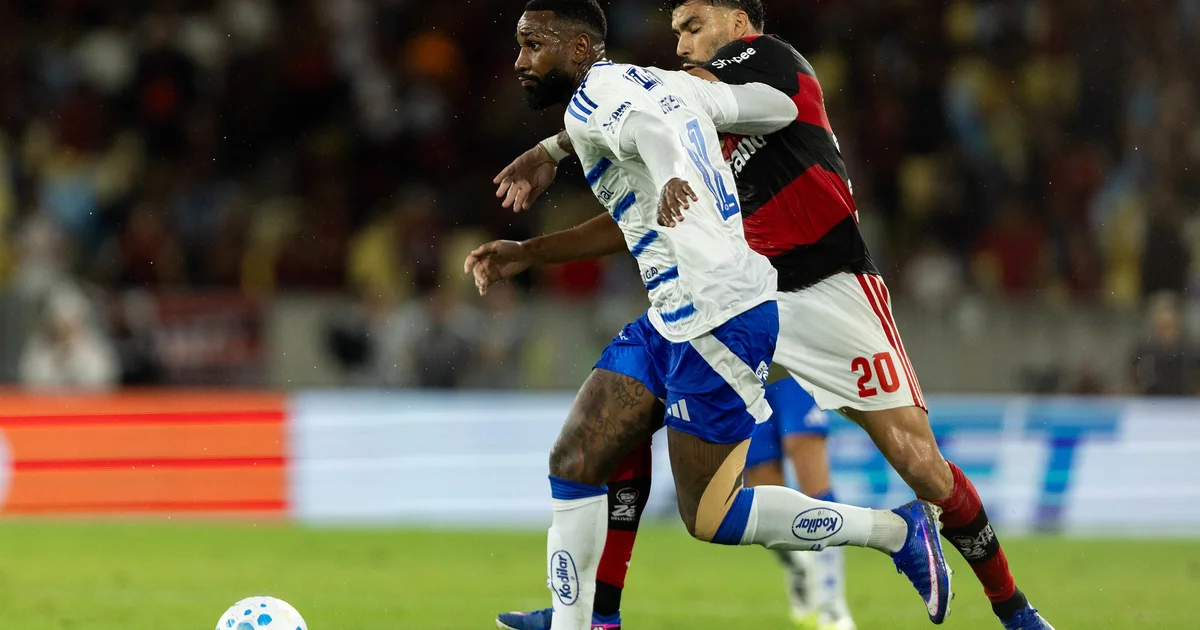 Cena tensa no Maracanã: jogador recusa troca de camisas enquanto torcida em vermelho e preto hostiliza nas arquibancadas
