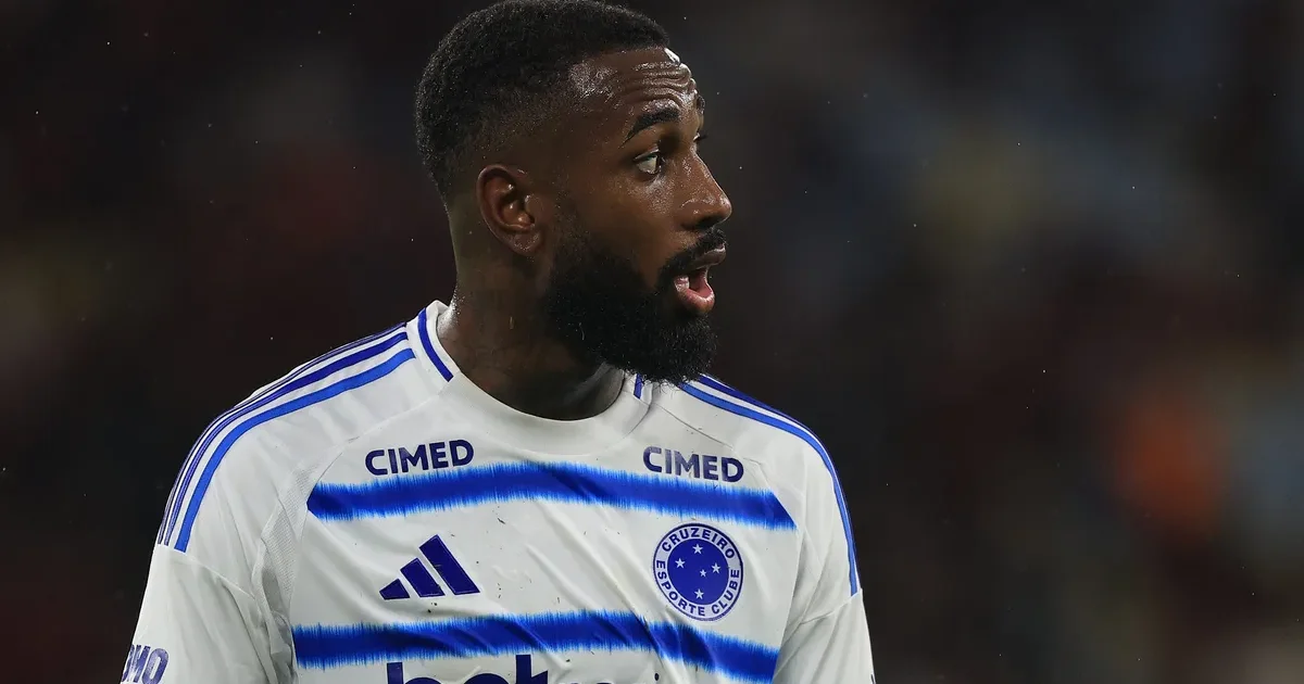 Ilustração de jogador de costas no Maracanã sendo vaiado, segurando a camisa, torcida protesta e luzes do estádio em clima tenso.