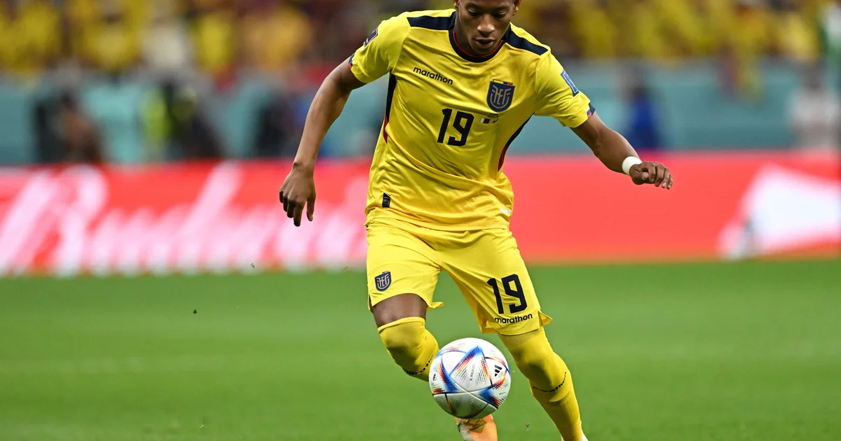 Ilustração editorial: atacante dá assistência e comete pênalti; goleiro defende a cobrança em amistoso no estádio, empate 1 a 1