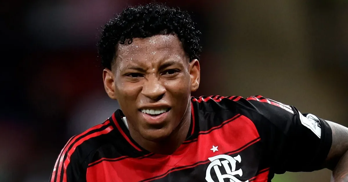 Ilustração editorial de jogador isolado no estádio, clima tenso e risco de saída do clube — Gonzalo Plata, Flamengo