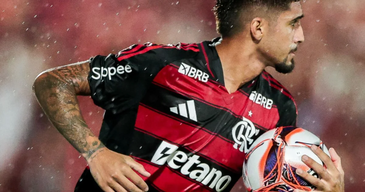 Silhueta de jovem meia celebrando renovação de contrato até 2028 no estádio, torcida em vermelho e preto e confetes.