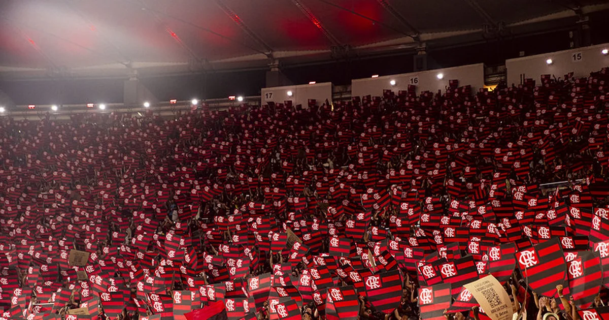 Ilustração de torcedores no Maracanã, celular com ingresso digital e scanner de biometria facial nas catracas