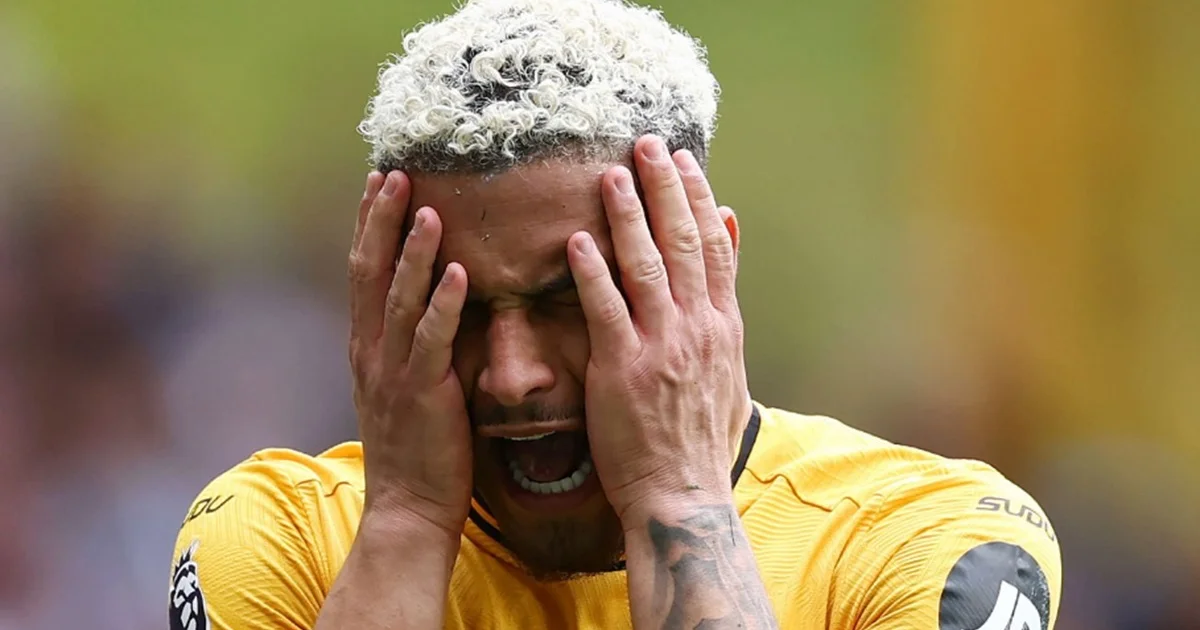 Meio-campista brasileiro em ação no estádio, com sobreposição de celular mostrando lista de leituras, comentários e ícones do mercado europeu.